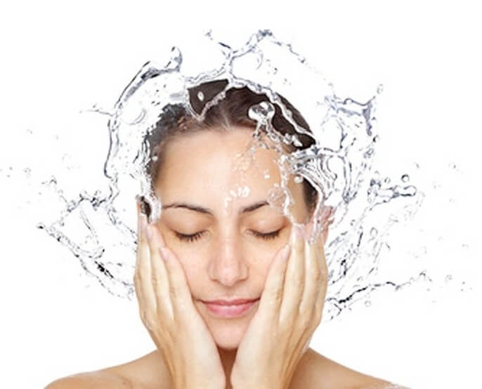 깨끗하게 세안하는 여성