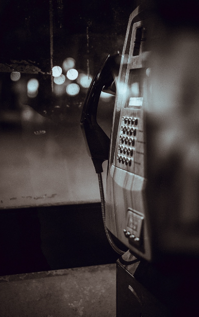 공중전화 부스, 누가 쓰고 있을까?