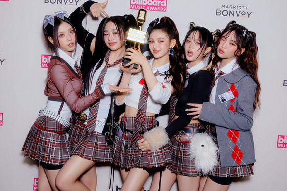그룹 뉴진스가 20일 오전 10시(한국시간) 비대면으로 진행된 &#39;2023 빌보드 뮤직 어워즈&#39;(2023 BBMAs)에서 &#39;톱 글로벌 K팝 아티스트&#39; 수상 후 포즈를 취하고 있다. [사진=2023 빌보드 뮤직 어워즈 공식 SNS]