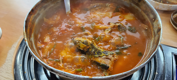 경기 하남시 민물매운탕 어탕칼국수 맛집 산곡민물매운탕 외부전경 내부전경 메뉴판 미나리추가 미나리 팽이버섯 수제비 보글보글 익어가는 민물매운탕