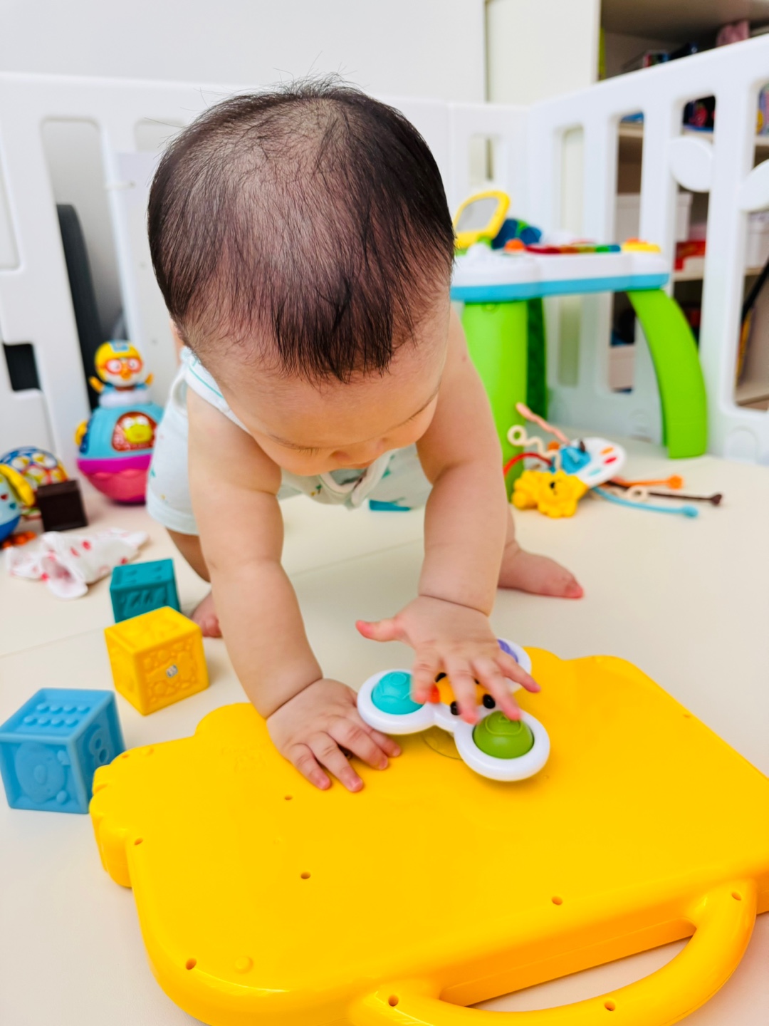 스피너를 두드리며 일어서려고 하는 찬솔이