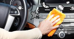 프로처럼 청소하는 실내세차 6단계 중 실내를 타월로 닦아내는 사진