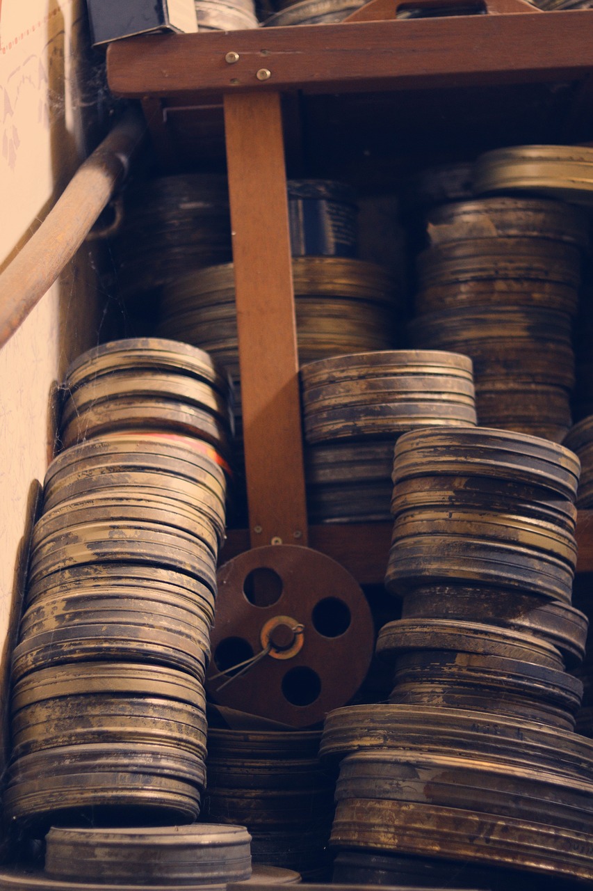 오래된 영상 필름들이 쌓여있는 모습