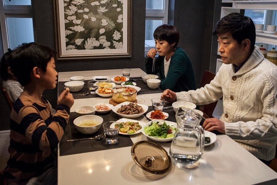 함께 식탁에서 식사하는 성수네 가족들