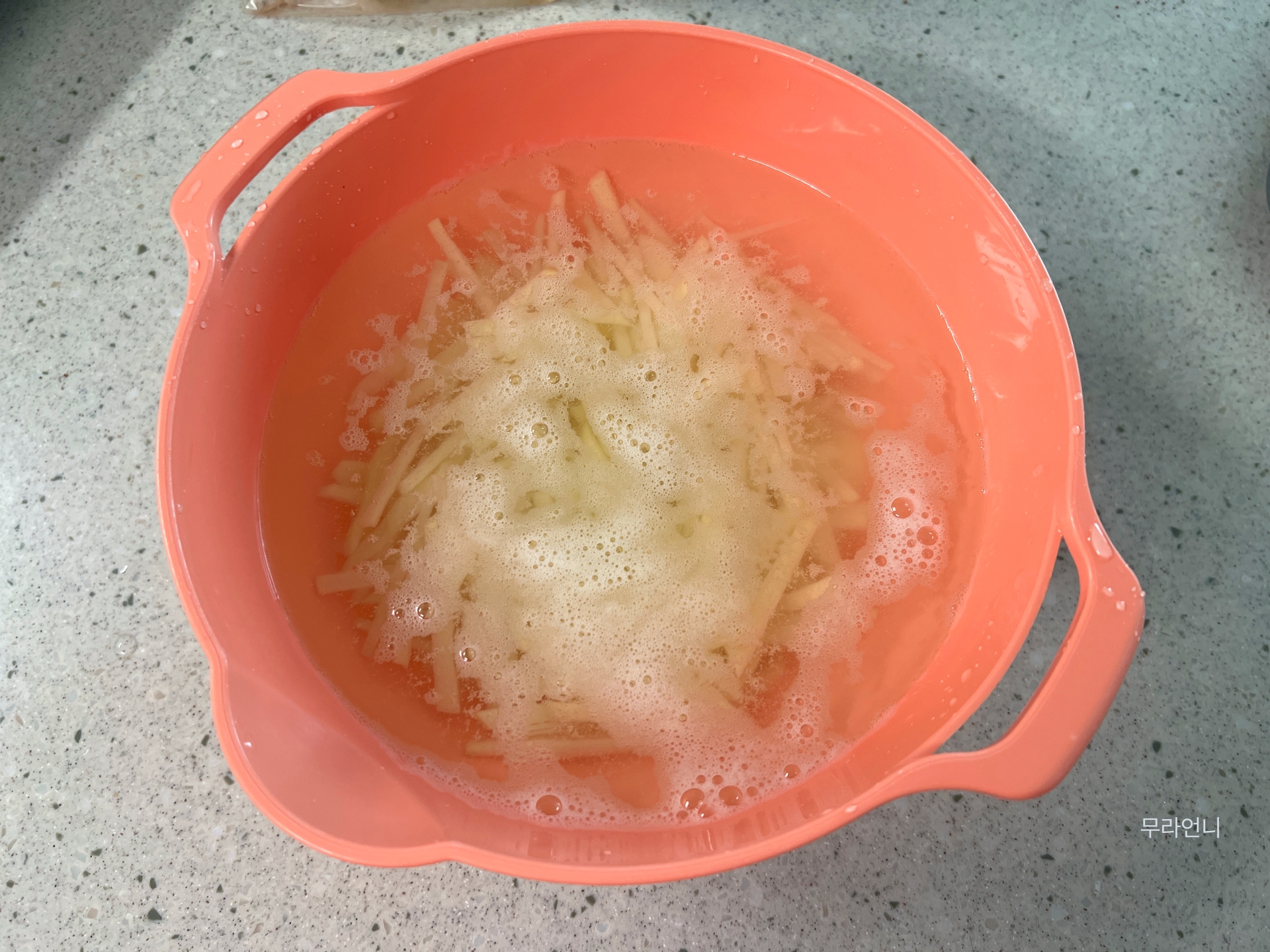 감자 전분기를 빼기 위해 볼에 찬물을 담고 감자를 넣어 주세요