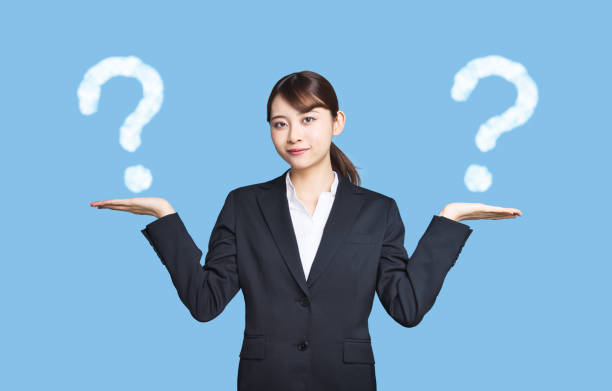 물음표가 가득한 여성의 사진