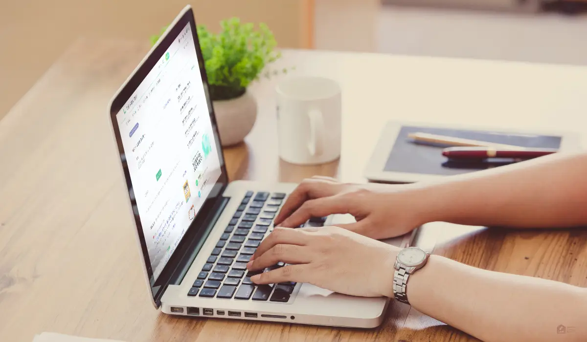 노트북으로-글쓰는-한국사람02