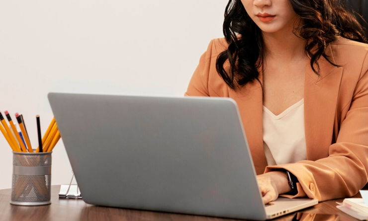 노트북으로 작업하는 여자