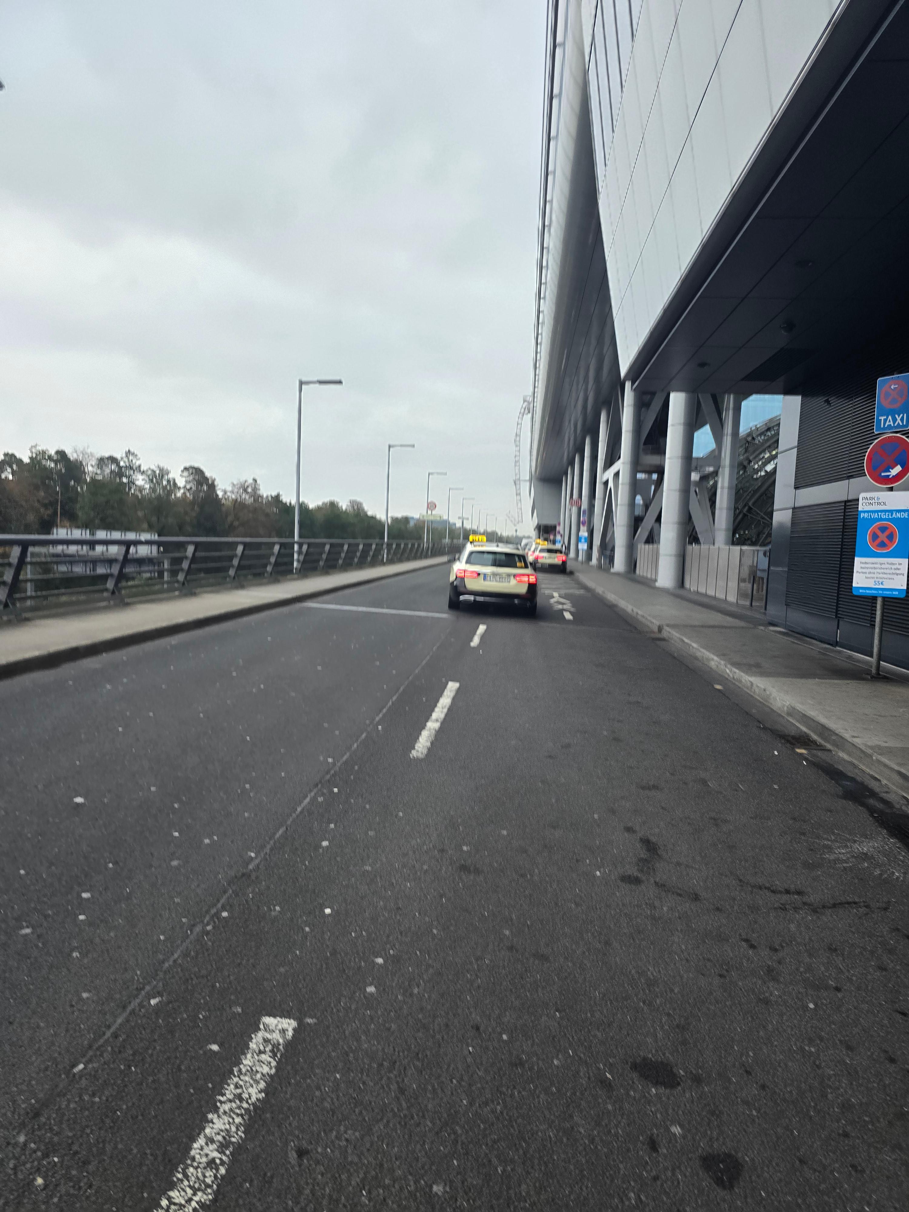 프랑크푸르트 공항 입구