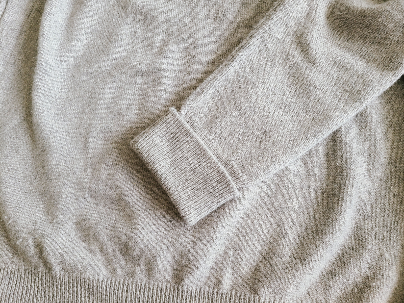 소매 립은 긴 편으로 접어 입기 좋아요