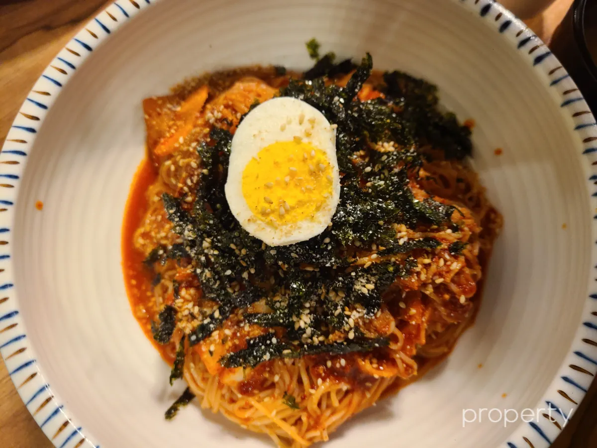 빨간색양념-비빔국수-위에김가루-깨소금-많이뿌려진-삶은계란반쪽