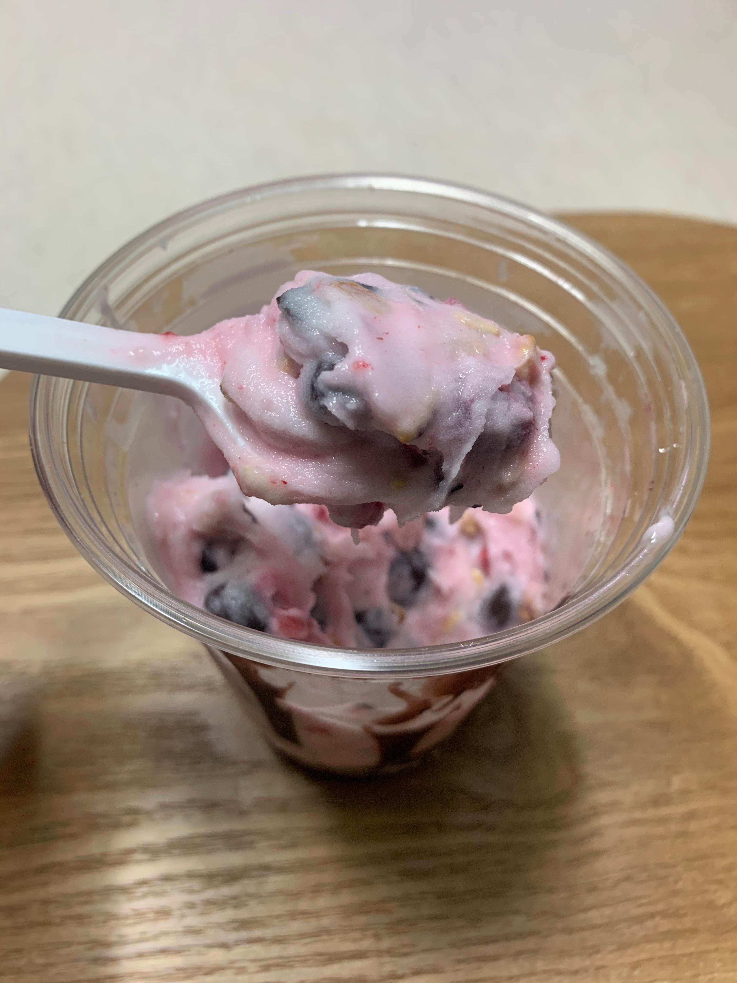 메가커피 요거젤라또 초코베리믹스 섞은 모습