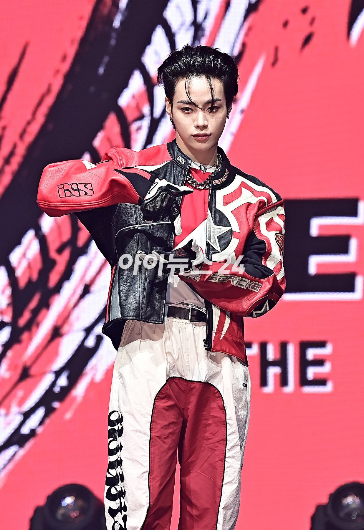 그룹 템페스트(TEMPEST) 한빈이 20일 오후 서울 목동 로운아트홀에서 열린 첫 번째 싱글 앨범 '폭풍 속으로' 쇼케이스에서 포토타임을 갖고 있다. [사진=곽영래 기자]