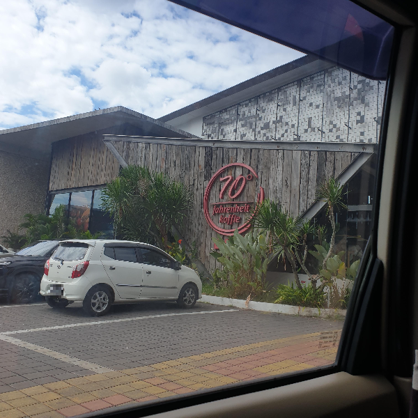 발리 카페 투어: 짐바란(Jimbaran) 지역의 70 Fahrenheit Koffie CAFE