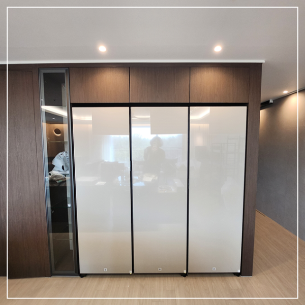 삼성-BESPOKE-냉장고-설치-완료된-모습.-우드-패널과-함께-조화를-이루며-깔끔한-주방-인테리어를-완성하는-맞춤형-디자인.