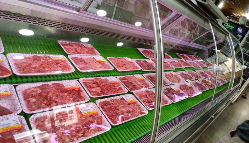 한우 프라자 매대 2++고기가 신선하게 진열되어있다