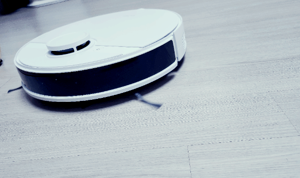 클리엔 T24 거실 청소 모습