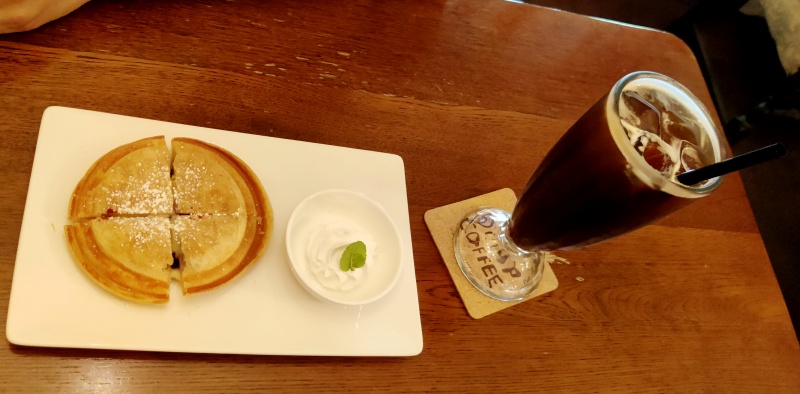 블루베리 파이와 생크림 아이스 아메리카노