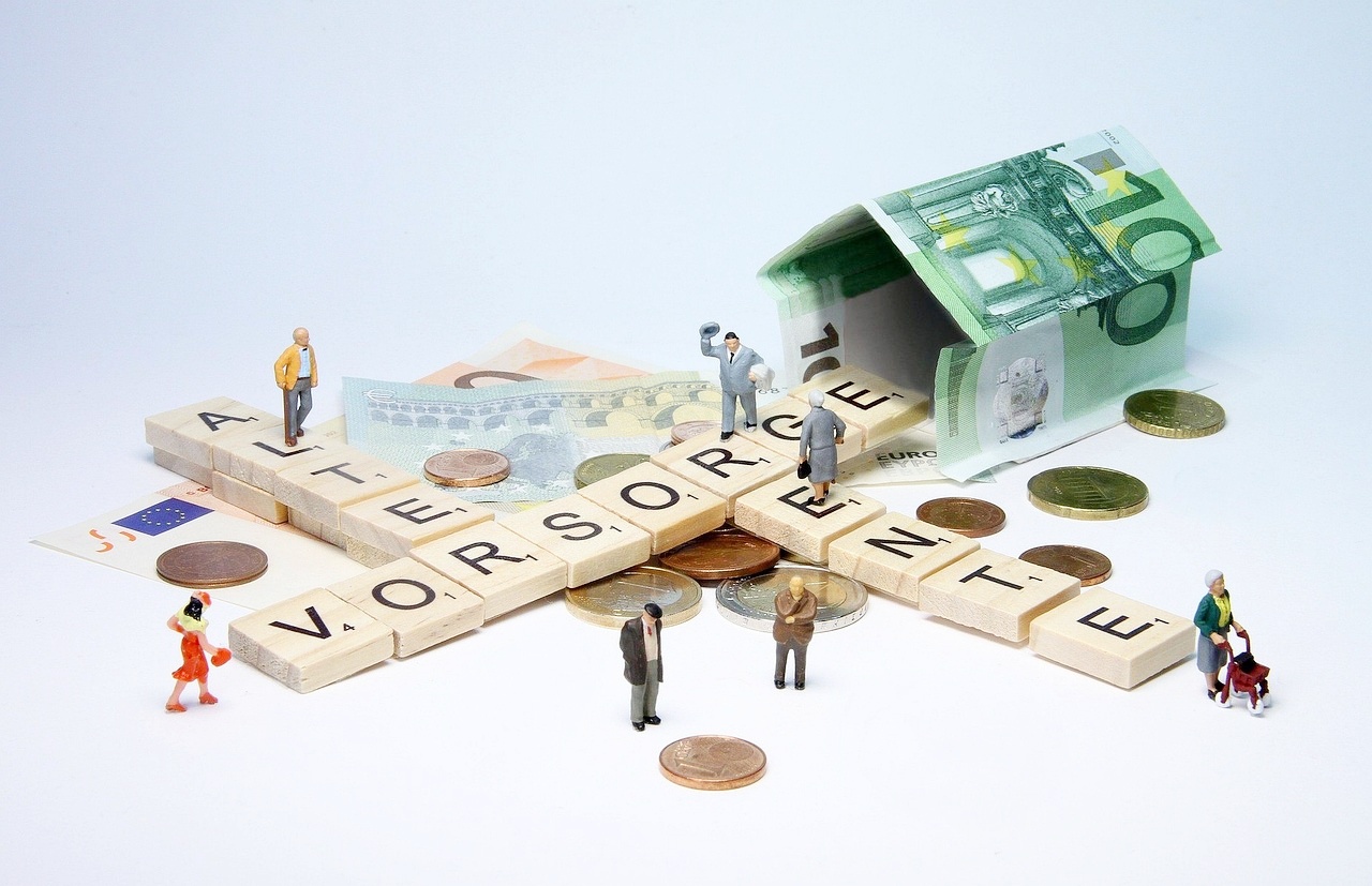 연금-걸어다니는-미니어쳐-사람들-지폐로만든-집