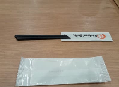 젓가락와 물 수건이 테이블 위에 올려져 있다.