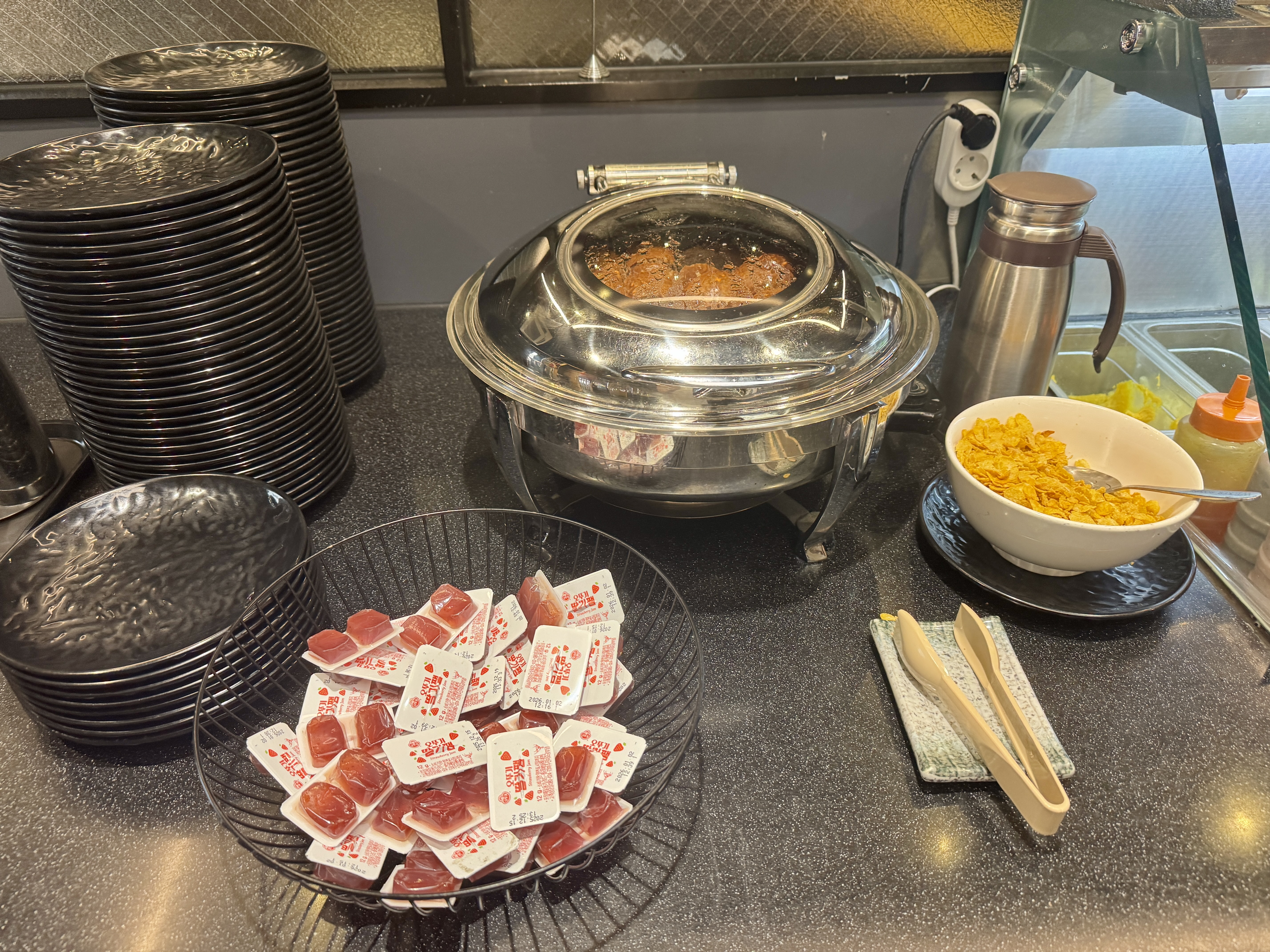 샐러드바 한쪽에 마련된 다양한 곁들임 음식