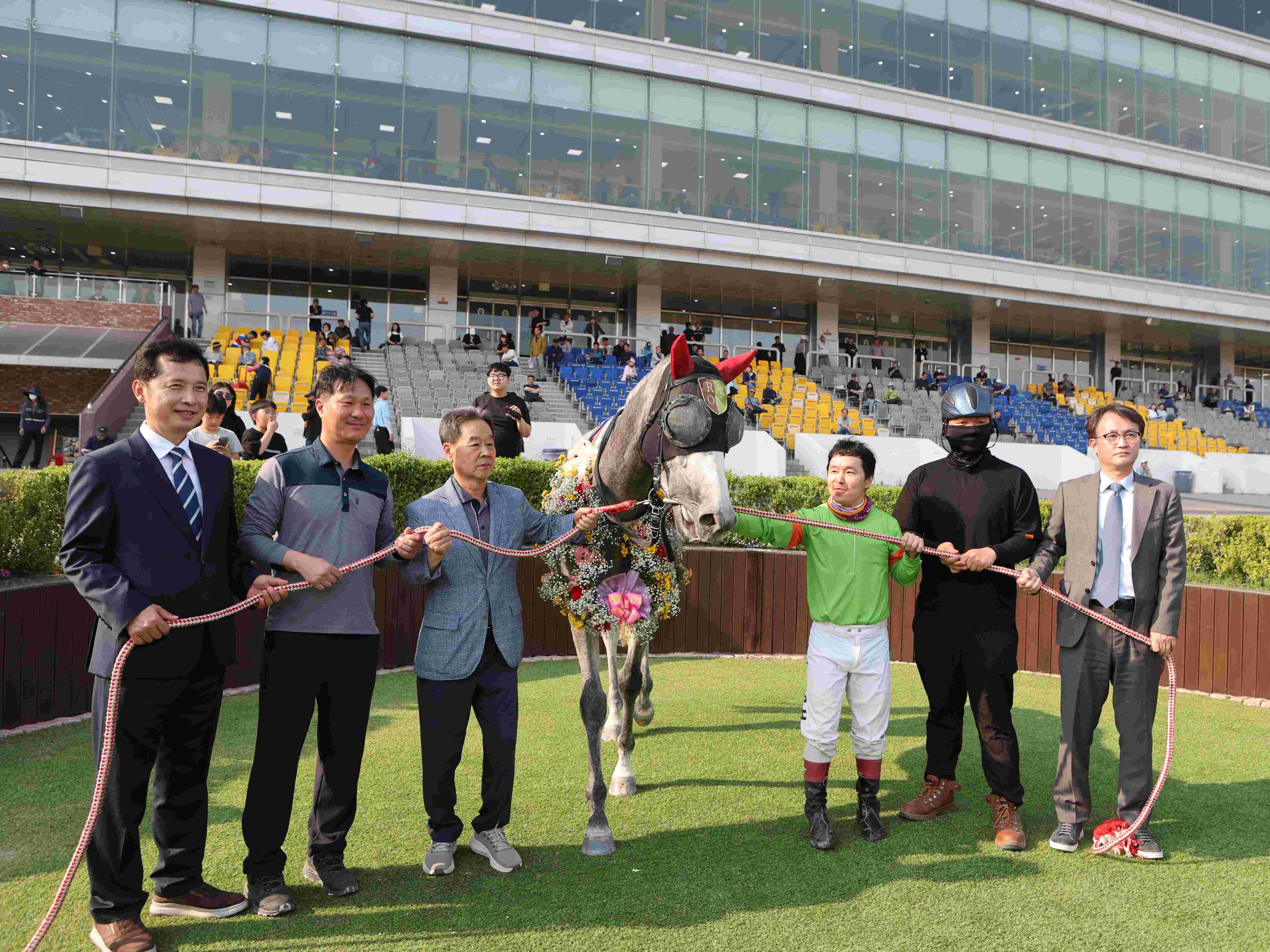 KNN배 우승 관계자 기념촬영 라온포레스트 최범현기수 박종곤조교사 라온랜드(주)