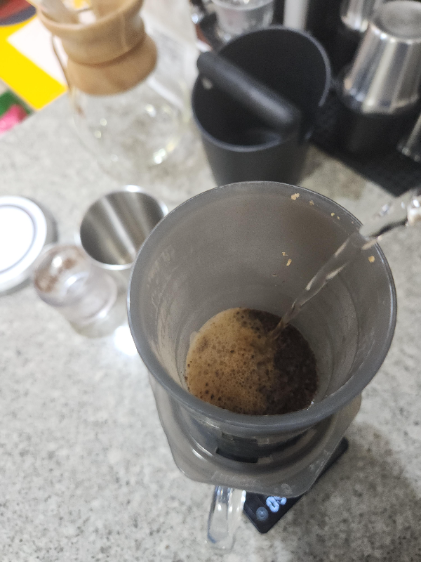 뜸이 들여진 커피에 서클 푸어로 물을 붓는 중.