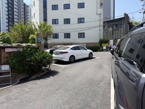 천안 신방동 생생이두부보쌈 주차장 모습. 넓은 주차공간이 마련되어 있어 가족외식이나 부모님과 함께 방문하기 편한 천안 한식 맛집이다.