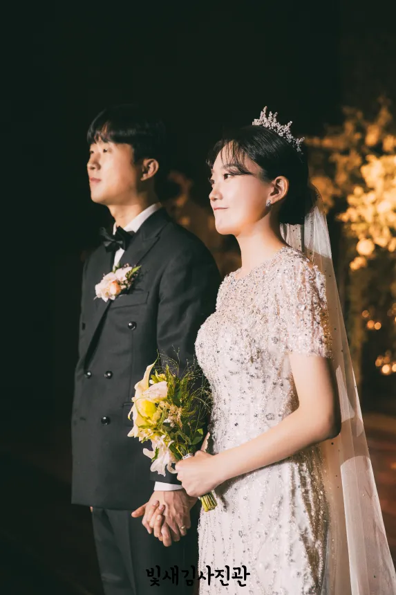 축가 듣는 신랑신부 측면 근접