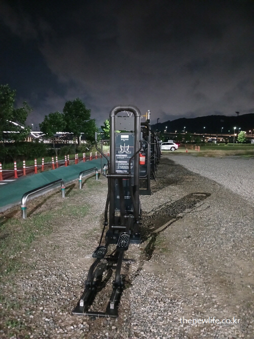 한강공원 자전거 도로 옆 야간 운동기구 모습