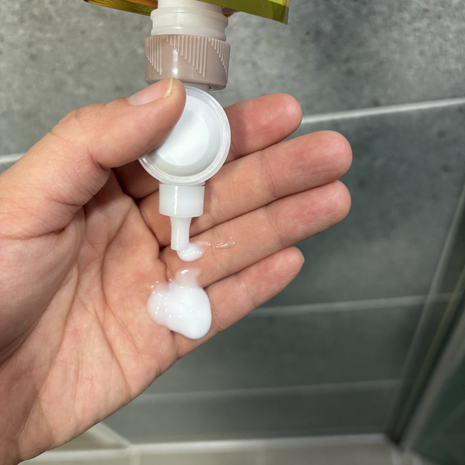 손에 덜어본 비오레 금목서 바디로션 묽은 텍스처