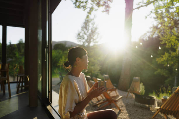 자연속에서 디지털 디톡스를 하며 여유로움을 느끼는 여성의 모습