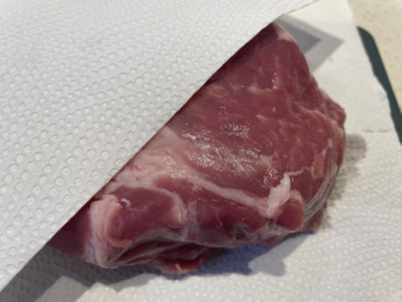 꾹꾹 눌러가며 꼼꼼하게 수육용 돼지고기 핏물 제거