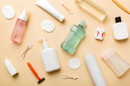 여름 뷰티에 가벼운 파운데이션으로 새로운 매력을 더하세요 : 편안한 착용감과 자연스러운 커버력을 가지 메이크업 룩의 비결