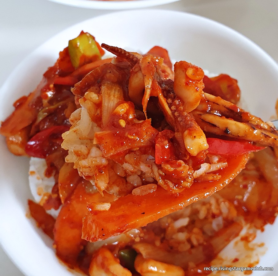 맛있는 오징어볶음을 뜨거운 밥과 함께 맛있게 먹는 사진