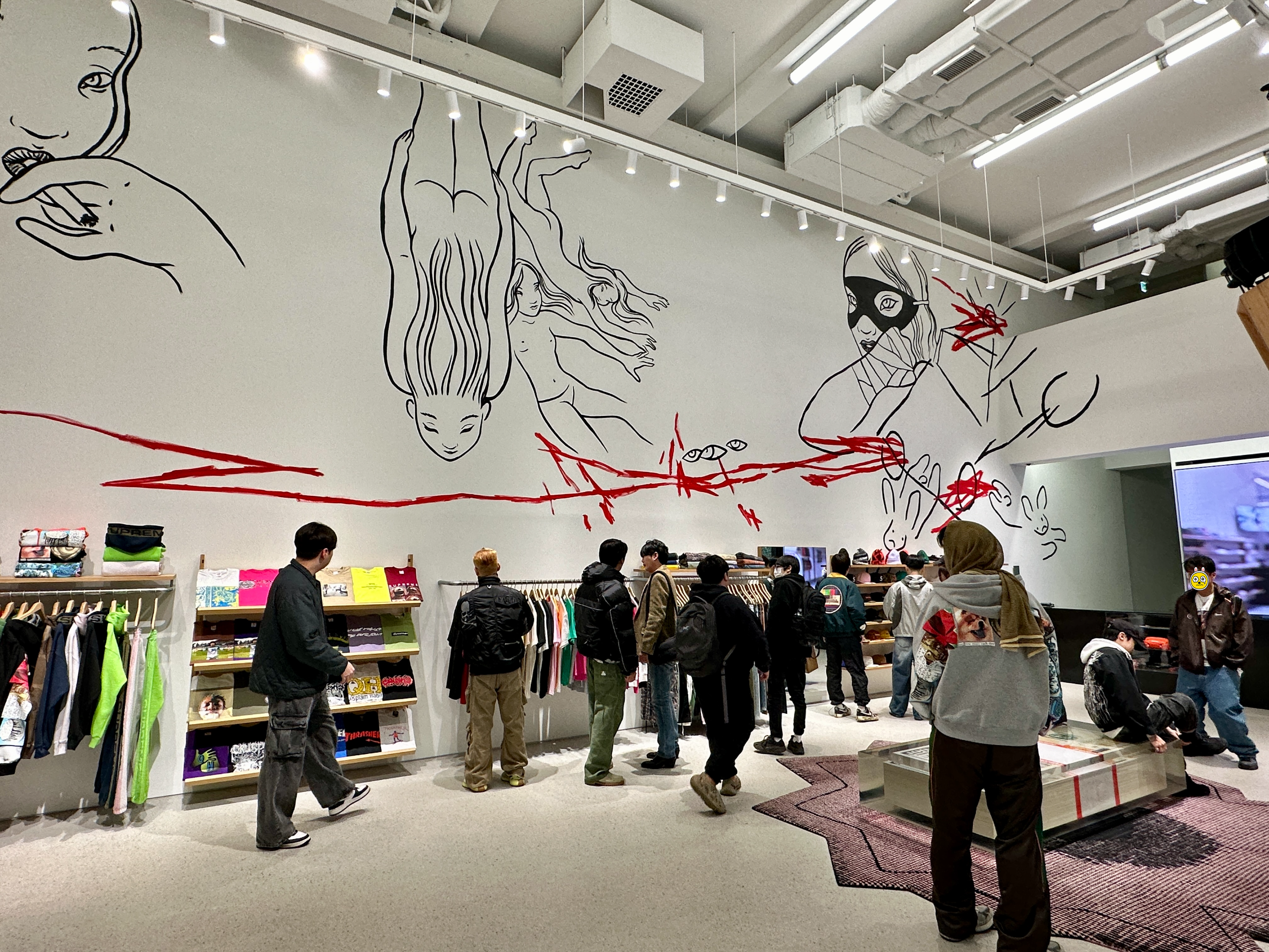 신상을 사러온 사람들로 가득한 슈프림 매장