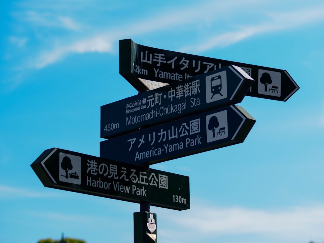 영어로 추천하는 명사는 'way'입니다. 이유 '법'은 '방법, 길'이라는 뜻이라서, 제주 우도 가는 법은 자연스럽게 the way to go to Udo in Jeju로 번역되며 일상에서도 가장 많이 쓰입니다. 필요하면 'method'도 가능하지만 덜 일반적이에요.