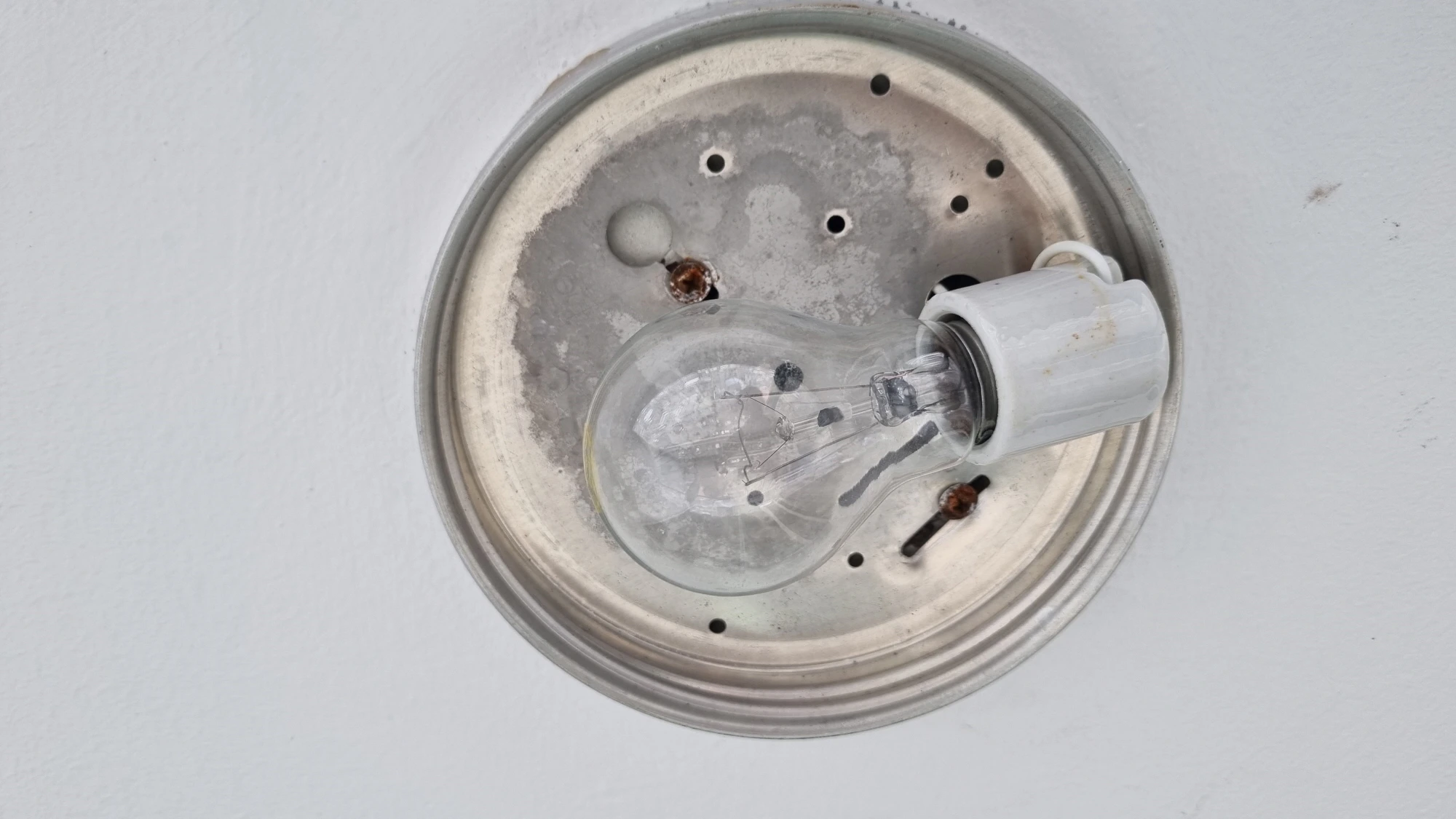 백열전구 끼운 모습