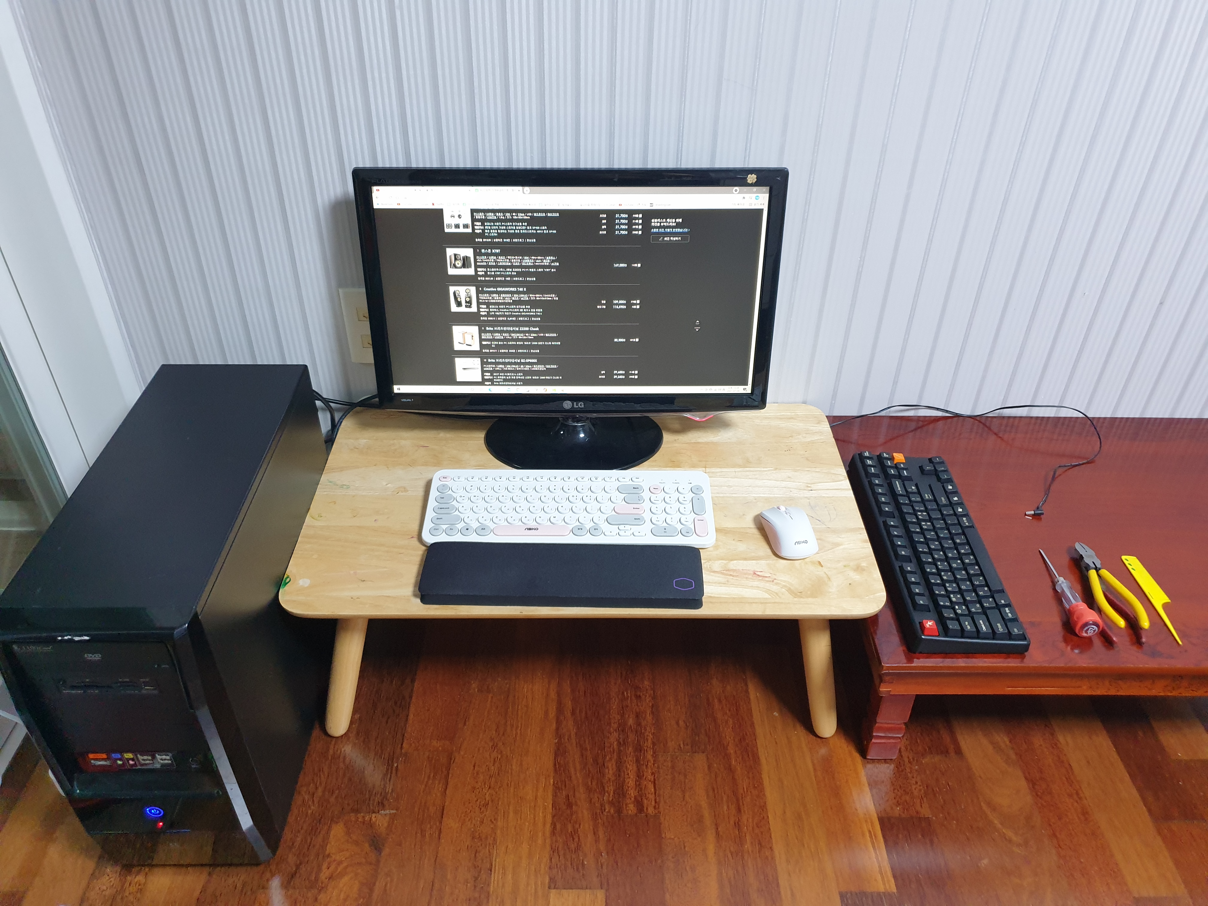 컴퓨터와 키보드 마우스 그리고 오른쪽에 10년 넘은 기계식 키보드