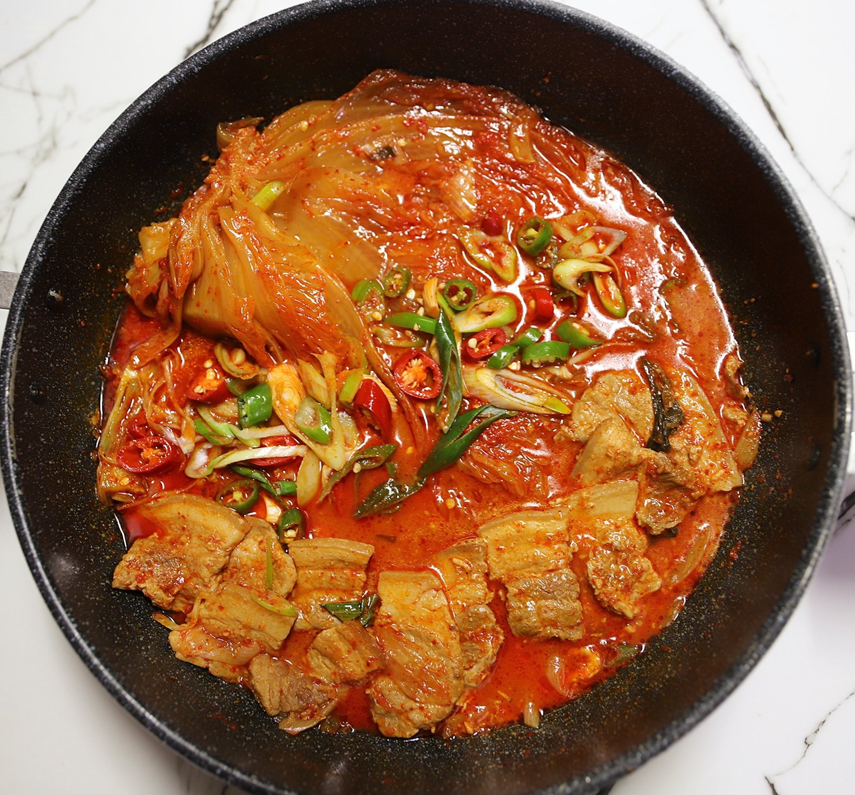 삼겹살을-넣어-완성한-묵은지-김치찜