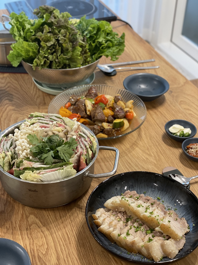 6인용-원목-테이블-상차림