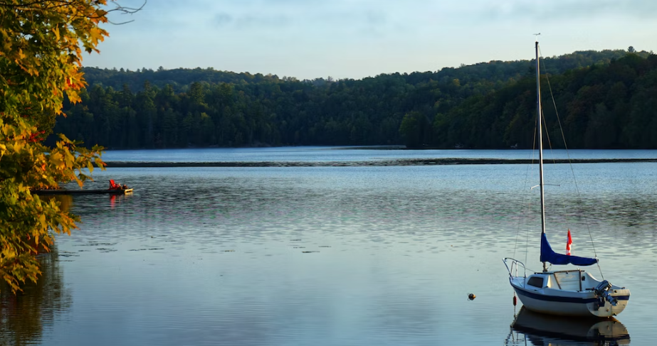호수-위에-떠-있는-배