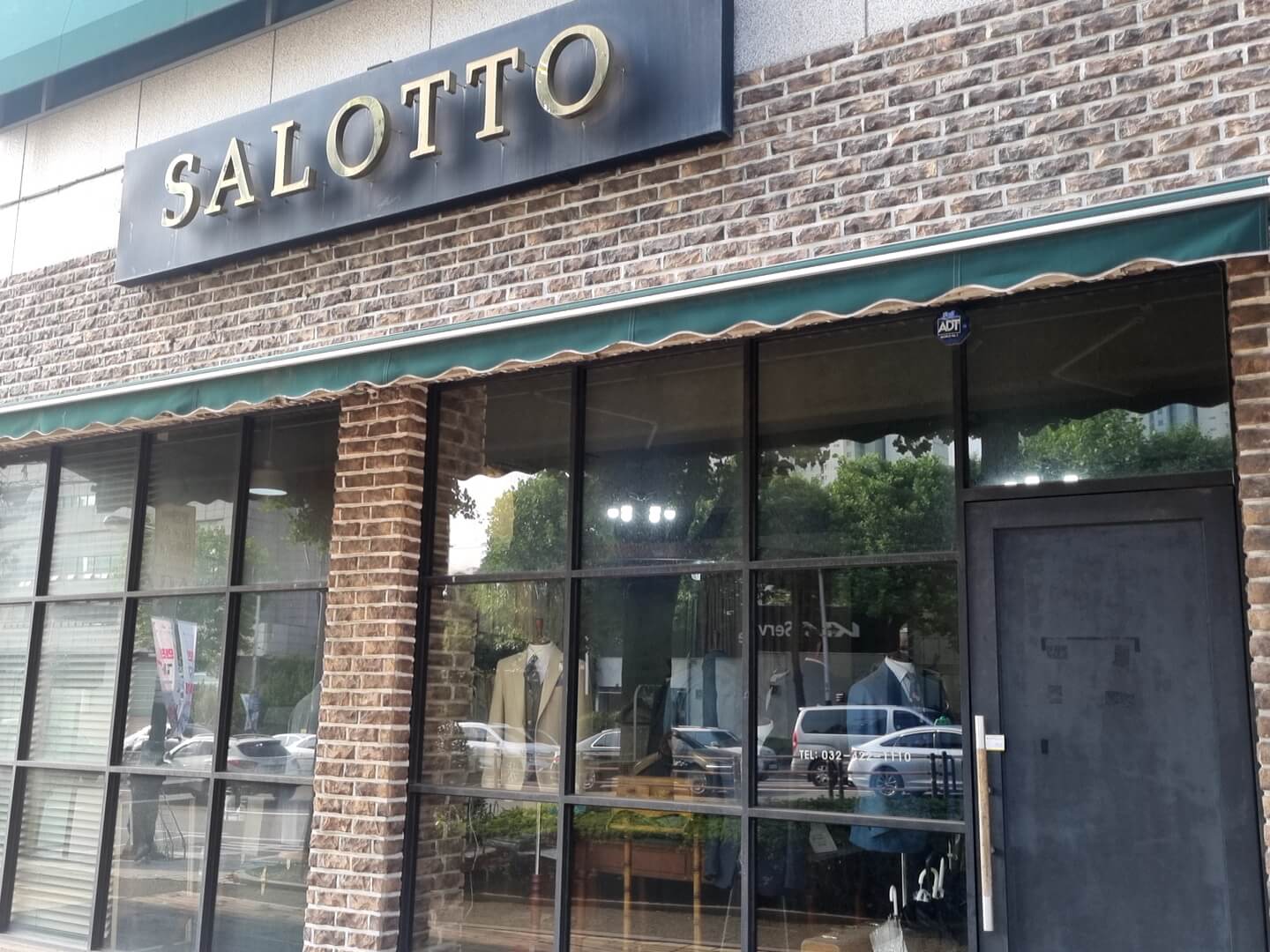 투명한 유리안으로 가게에 있는 정장들이 보임