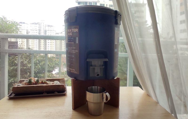 예쁜 베란다를 배경으로 워터저그를 받침대 에 올려놓은 사진 