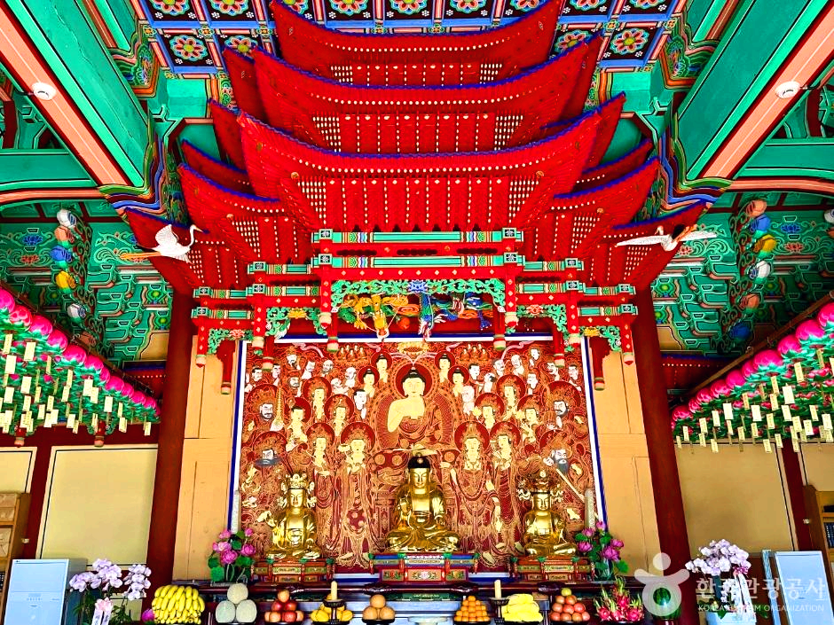 절 안에 불상 3개가 있다.