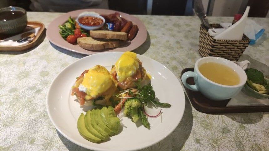 다낭 푸나 카페 브런치 테이블 에그베네딕트 생강차