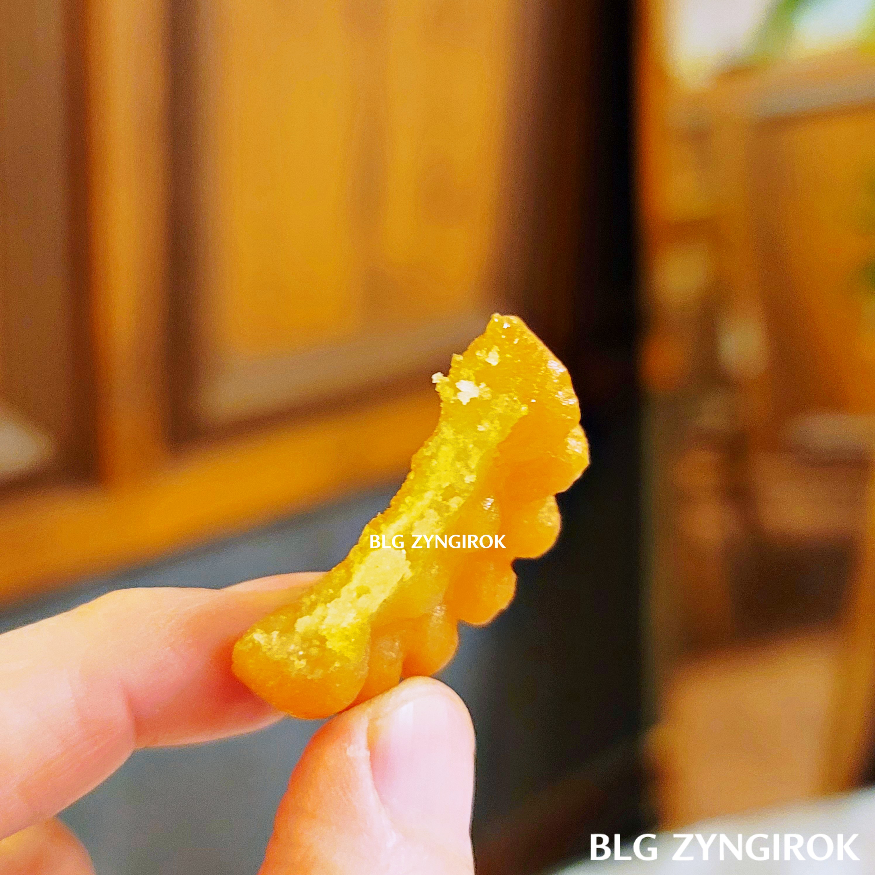 노브랜드 달콤허니약과를 한 입 베어문 모습이다.