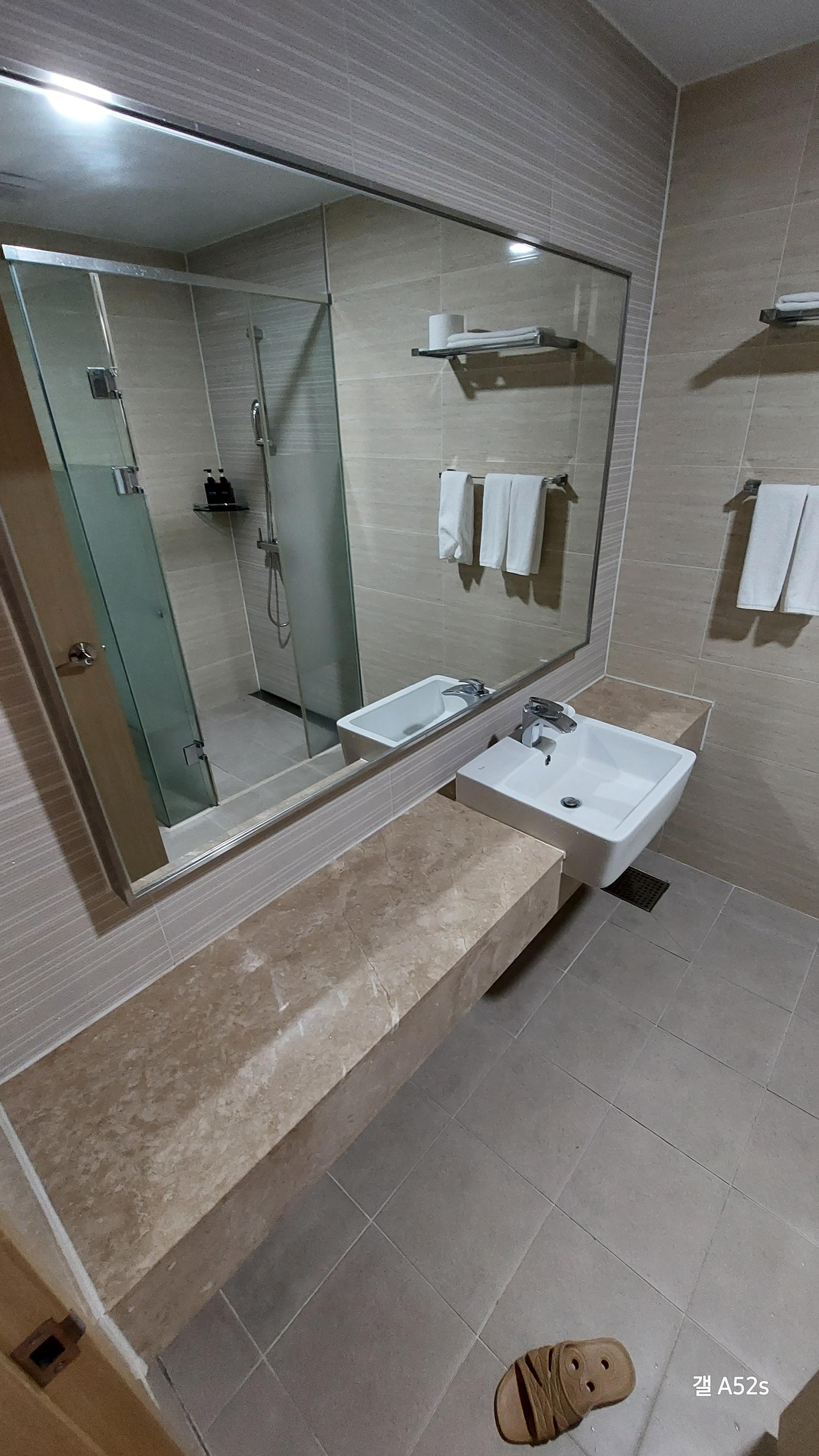 욕실은 화장실과 같이 쓰며,
패밀리 객실 치고는 굉장히 넓습니다.