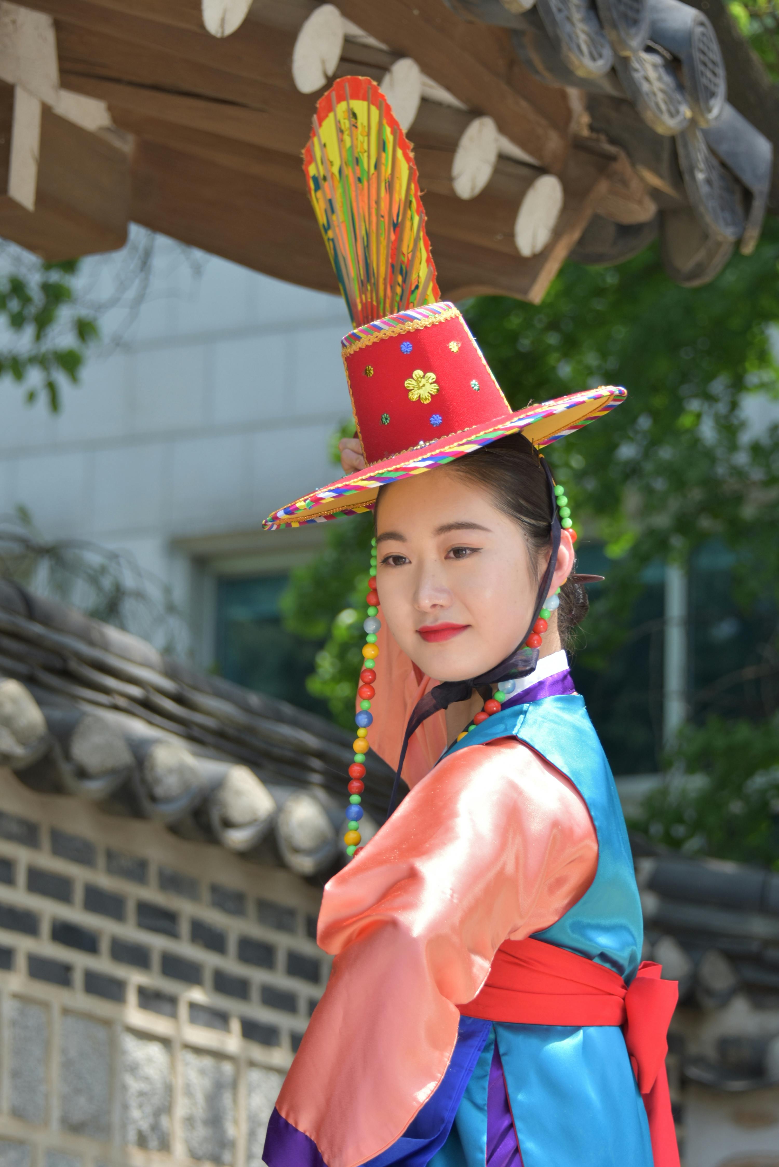 한국 민속 의례 중 하나인 굿을 진행하는 무당
