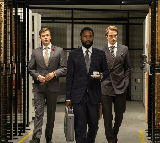 주인공이-커피잔을-들고-걷고-있는-모습